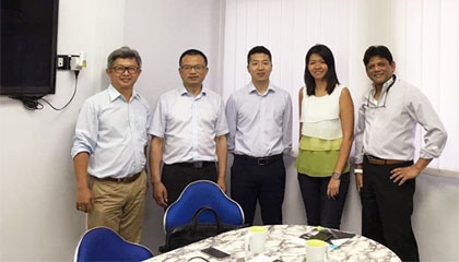 卓逸鋁業公司總經理赴新加坡拜訪客戶