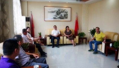 卓逸鋁業公司總經理慰問鳳鳴天女小學教師